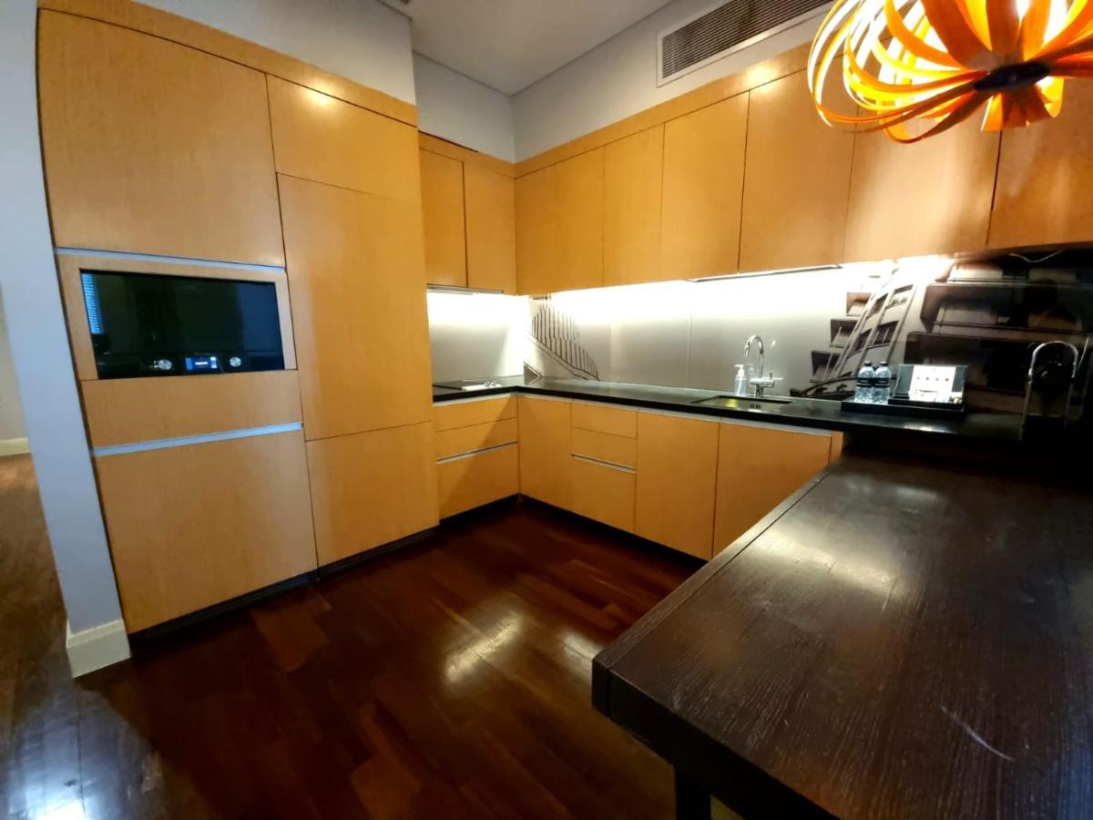 Ascott Raffles Place Szingapúr Kültér fotó A kitchen in a private home