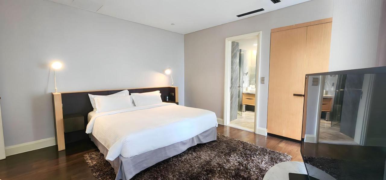 Ascott Raffles Place Szingapúr Kültér fotó A bedroom at the hotel