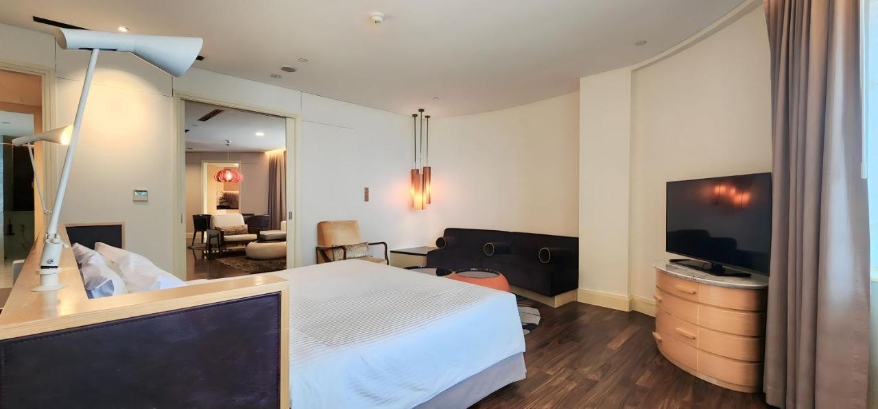 Ascott Raffles Place Szingapúr Kültér fotó A suite at the hotel