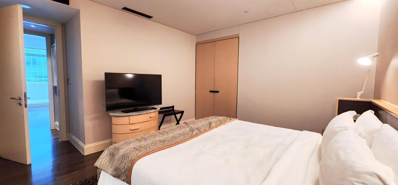 Ascott Raffles Place Szingapúr Kültér fotó A bedroom at the hotel