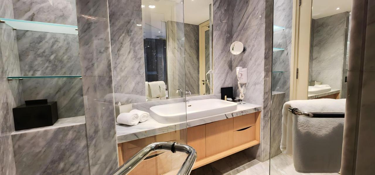 Ascott Raffles Place Szingapúr Kültér fotó Bathroom