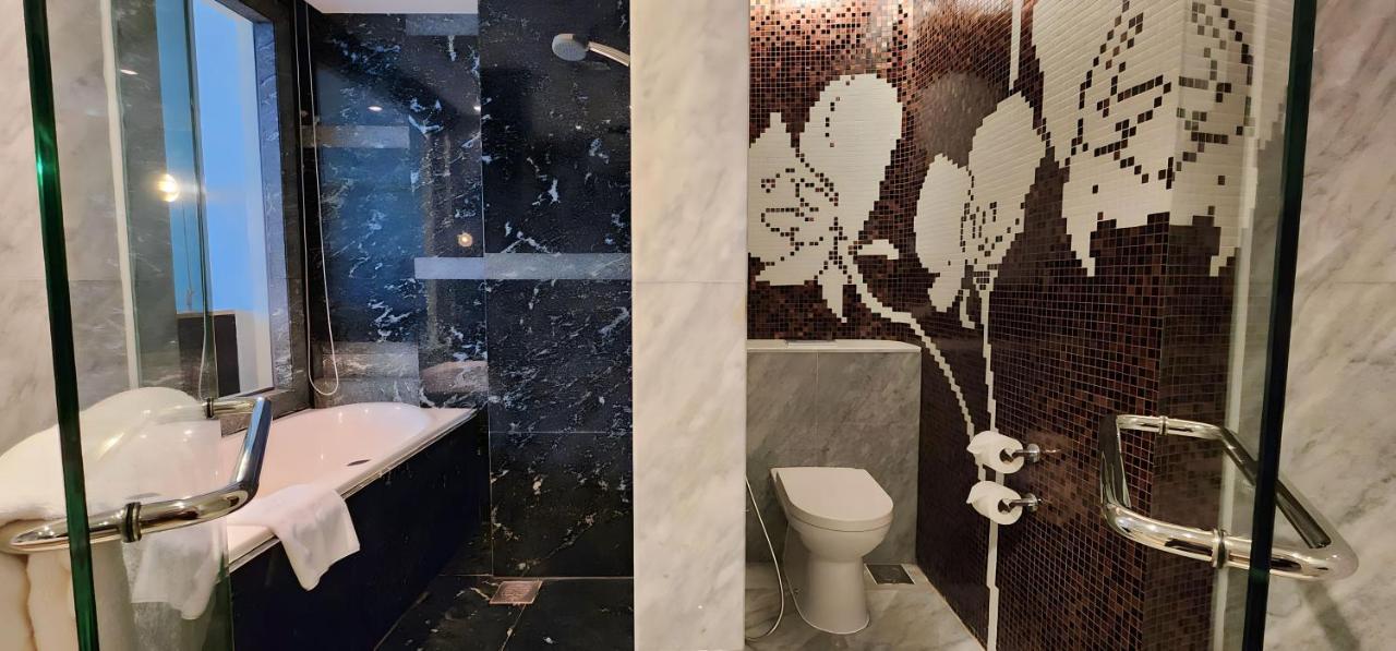 Ascott Raffles Place Szingapúr Kültér fotó Bathroom