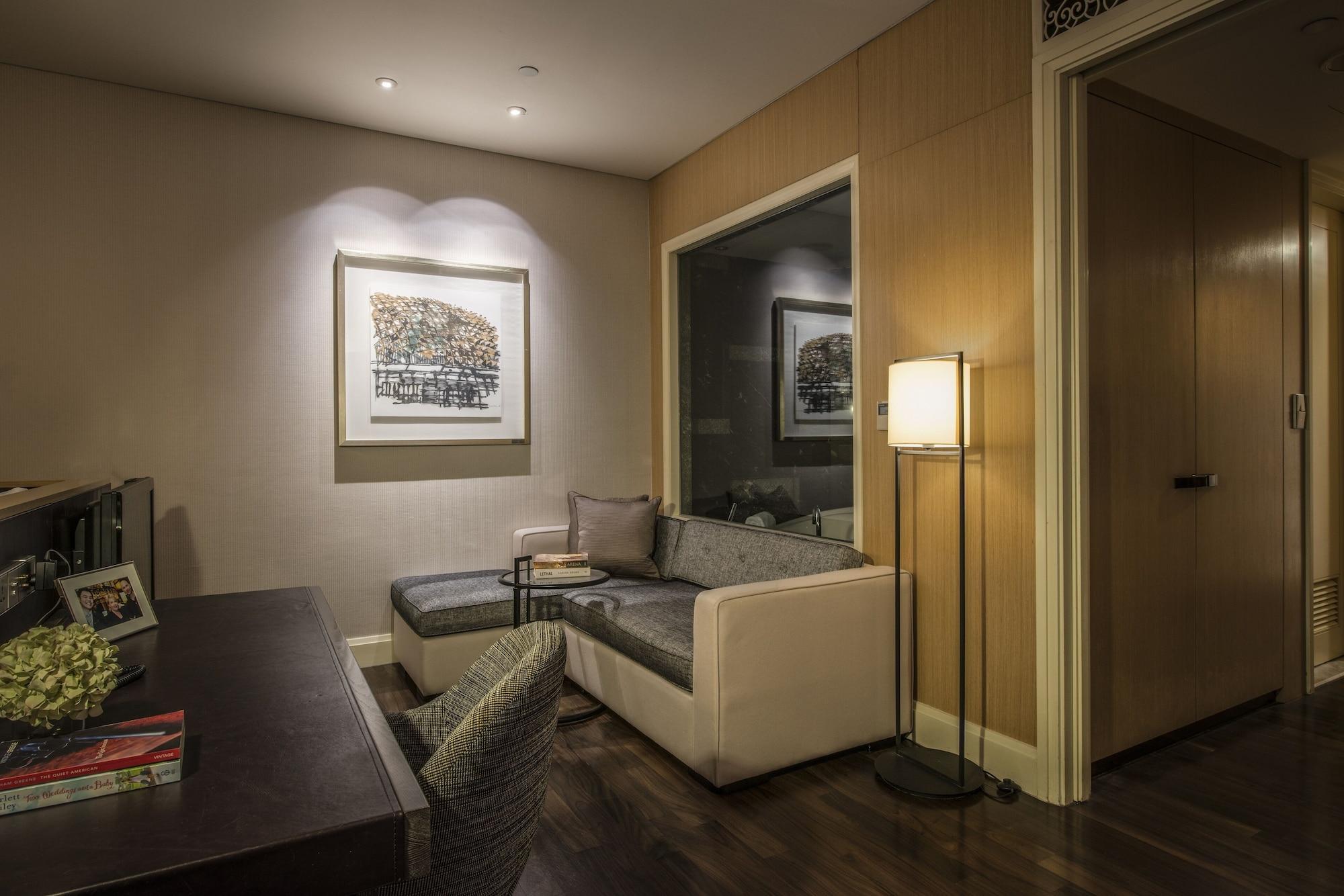 Ascott Raffles Place Szingapúr Kültér fotó A living room in a suite at the Mandarin Oriental, Munich