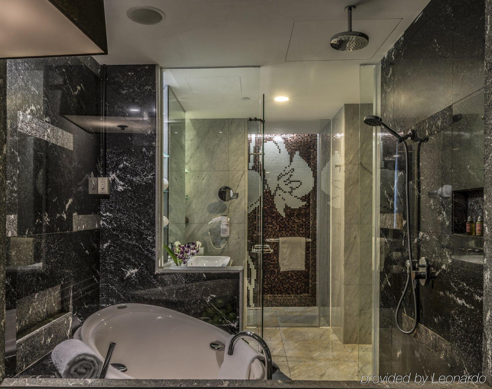 Ascott Raffles Place Szingapúr Kültér fotó Bathroom