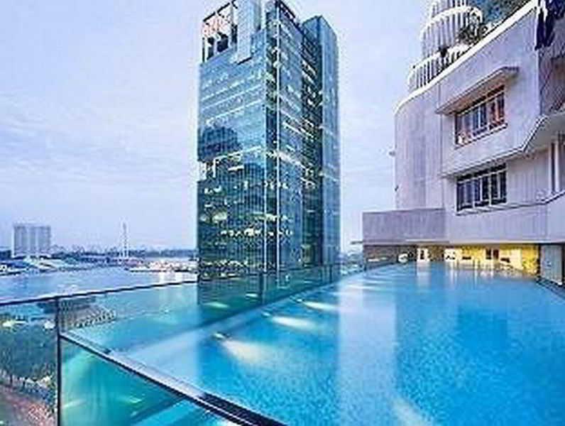 Ascott Raffles Place Szingapúr Kültér fotó The pool at the hotel