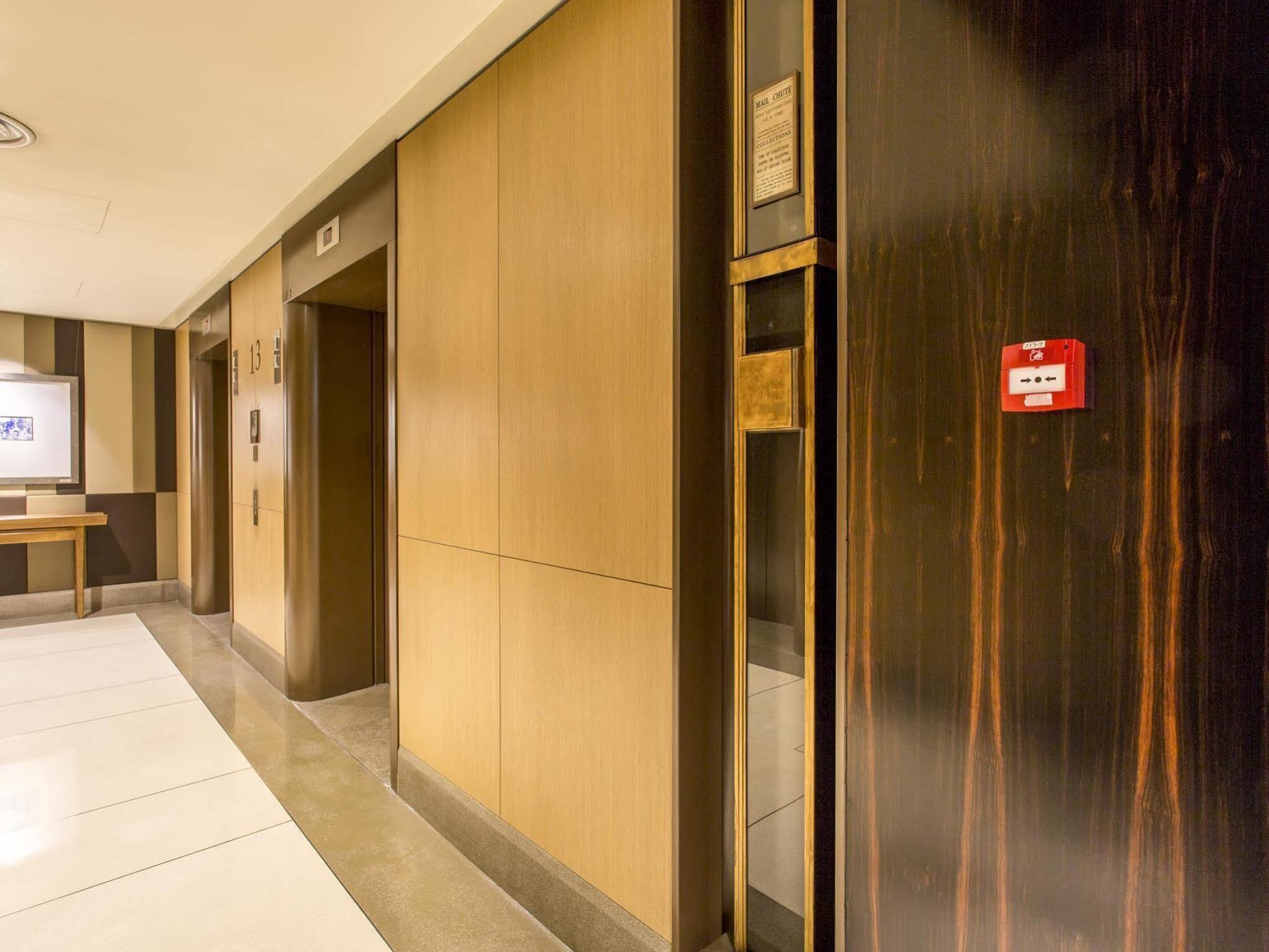 Ascott Raffles Place Szingapúr Kültér fotó A fire alarm in a hotel