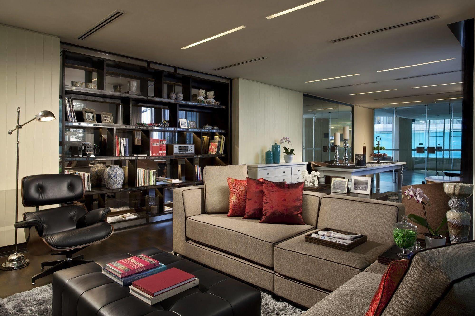 Ascott Raffles Place Szingapúr Szoba fotó The interior of the office of the CEO of the company